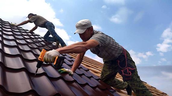 Строительная бригада выполняет кровельные работы