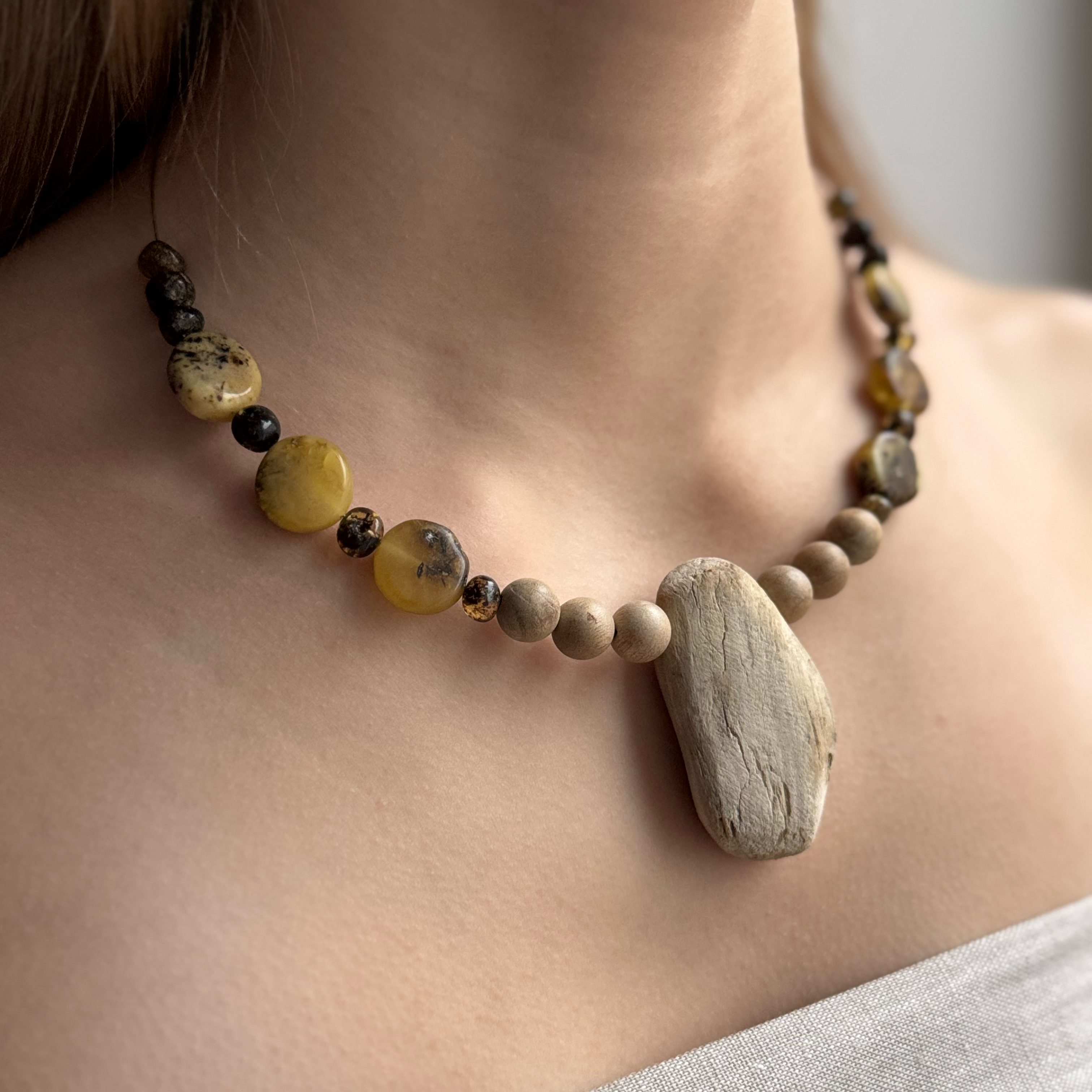 Мечтатель
колье, дрифтвуд, зеленый янтарь, камфорный лавр