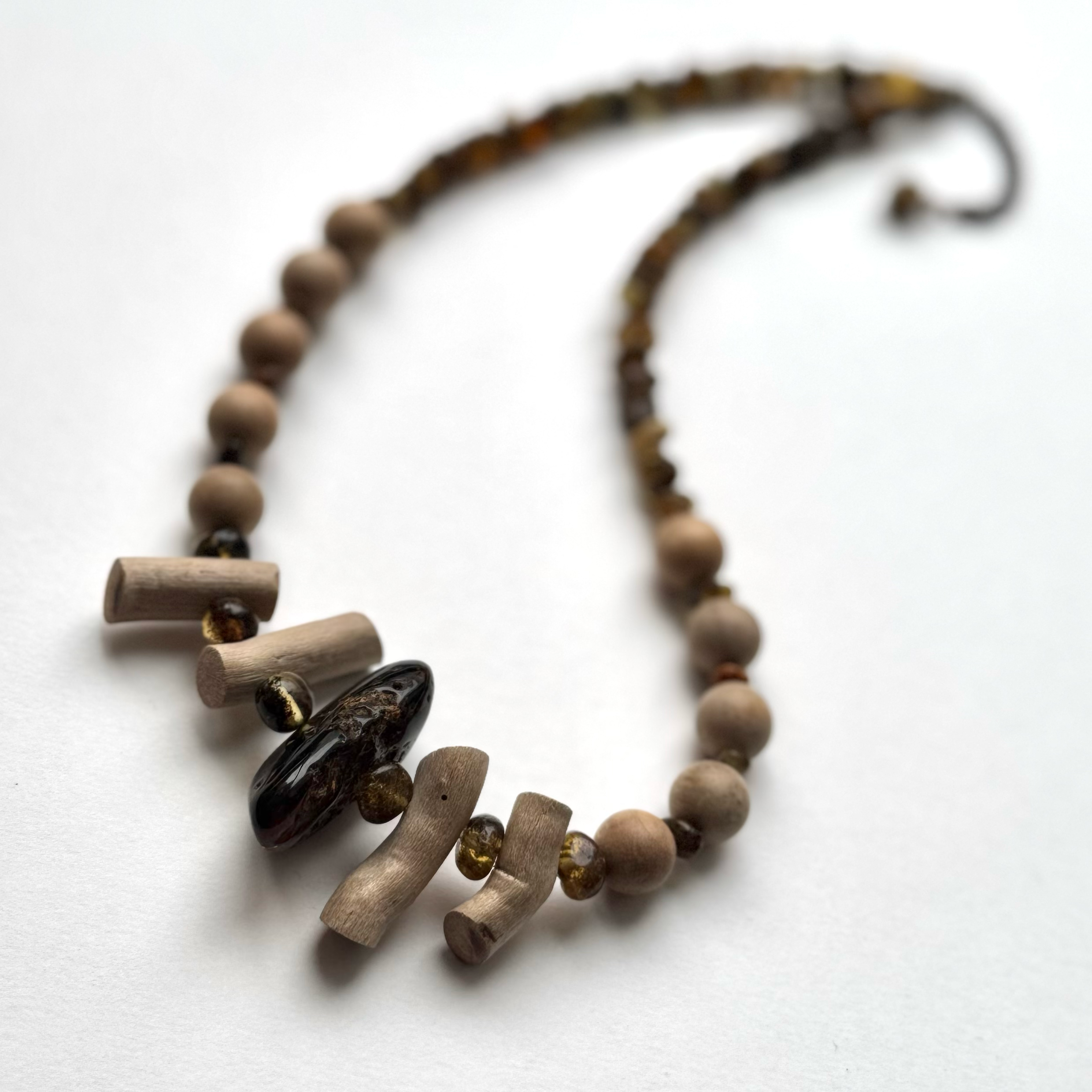 Вовременье
колье, янтарь, дрифтвуд, гематит