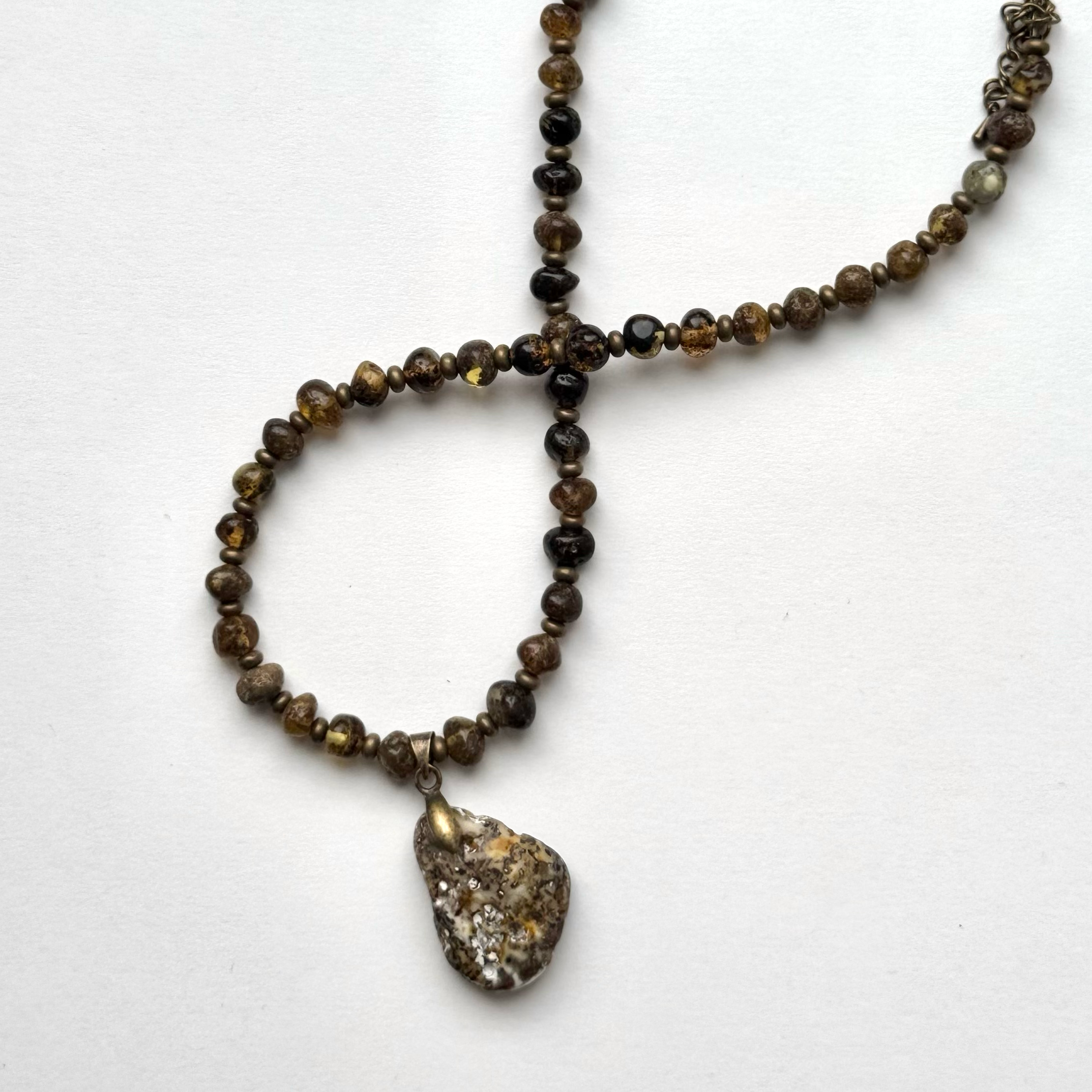 Амулет
колье с кулоном, зеленый янтарь, гематит