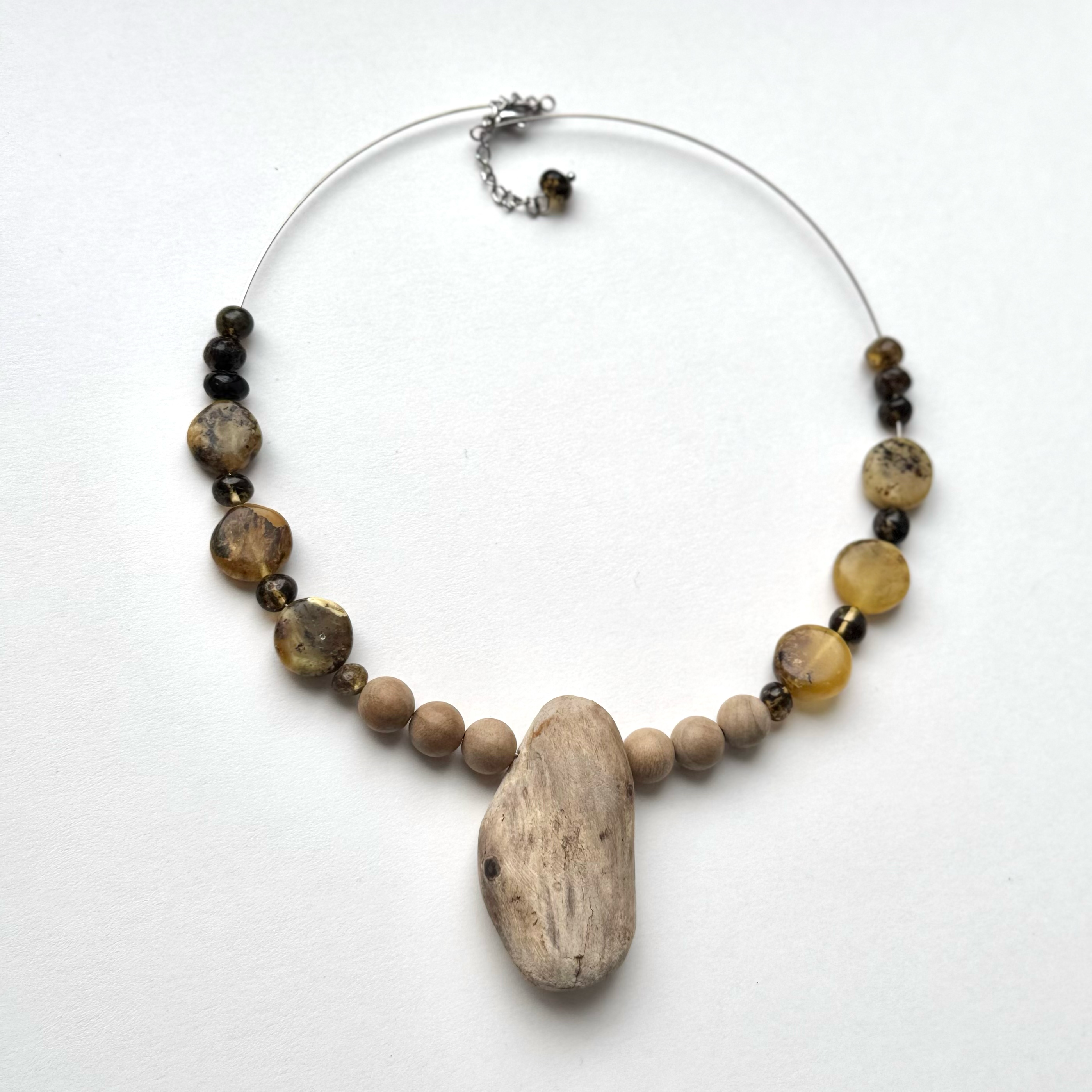 Мечтатель
колье, дрифтвуд, зеленый янтарь, камфорный лавр