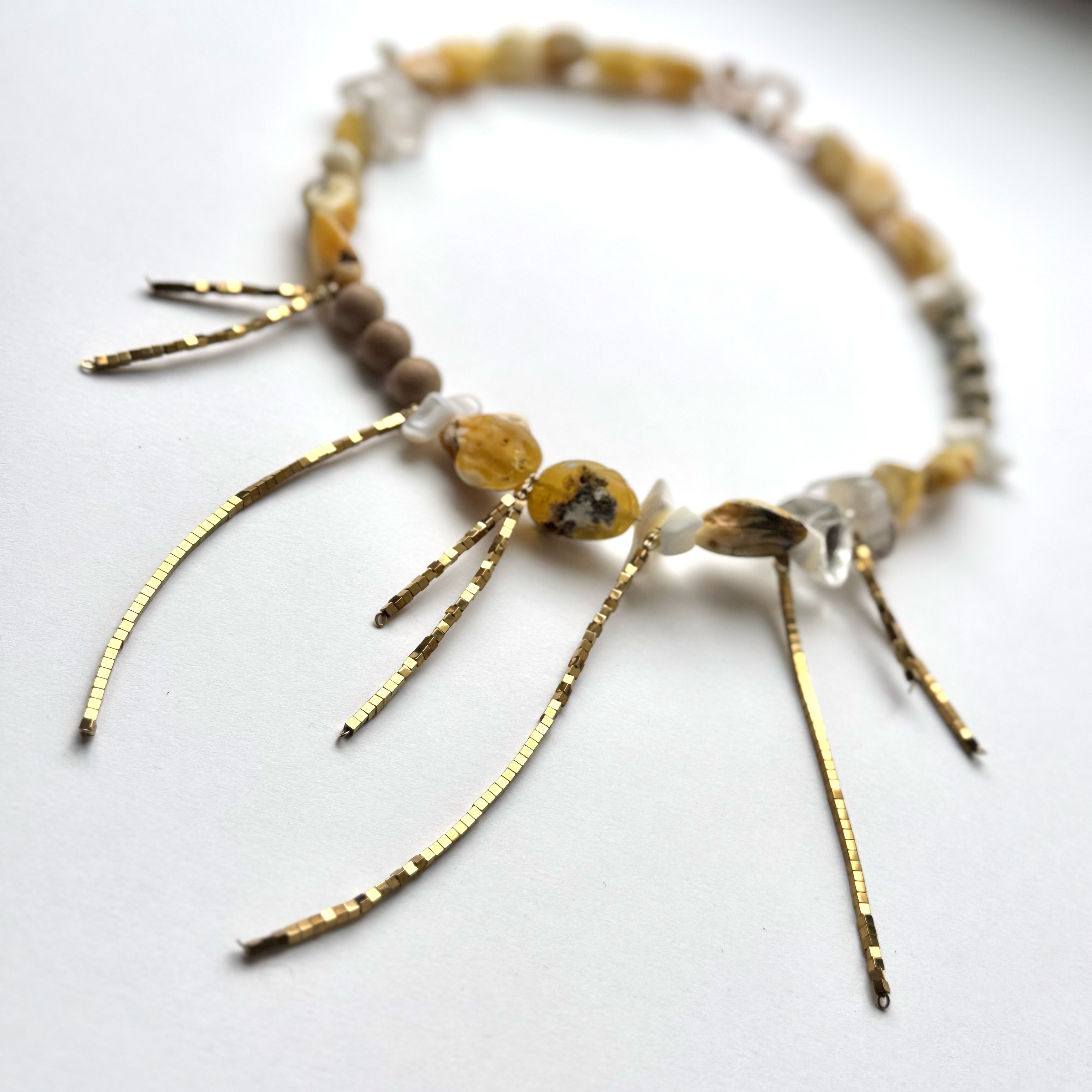 Солнечный дождь
колье, королевский янтарь, гематит, кварц, долматиновая яшма, камфорный лавр