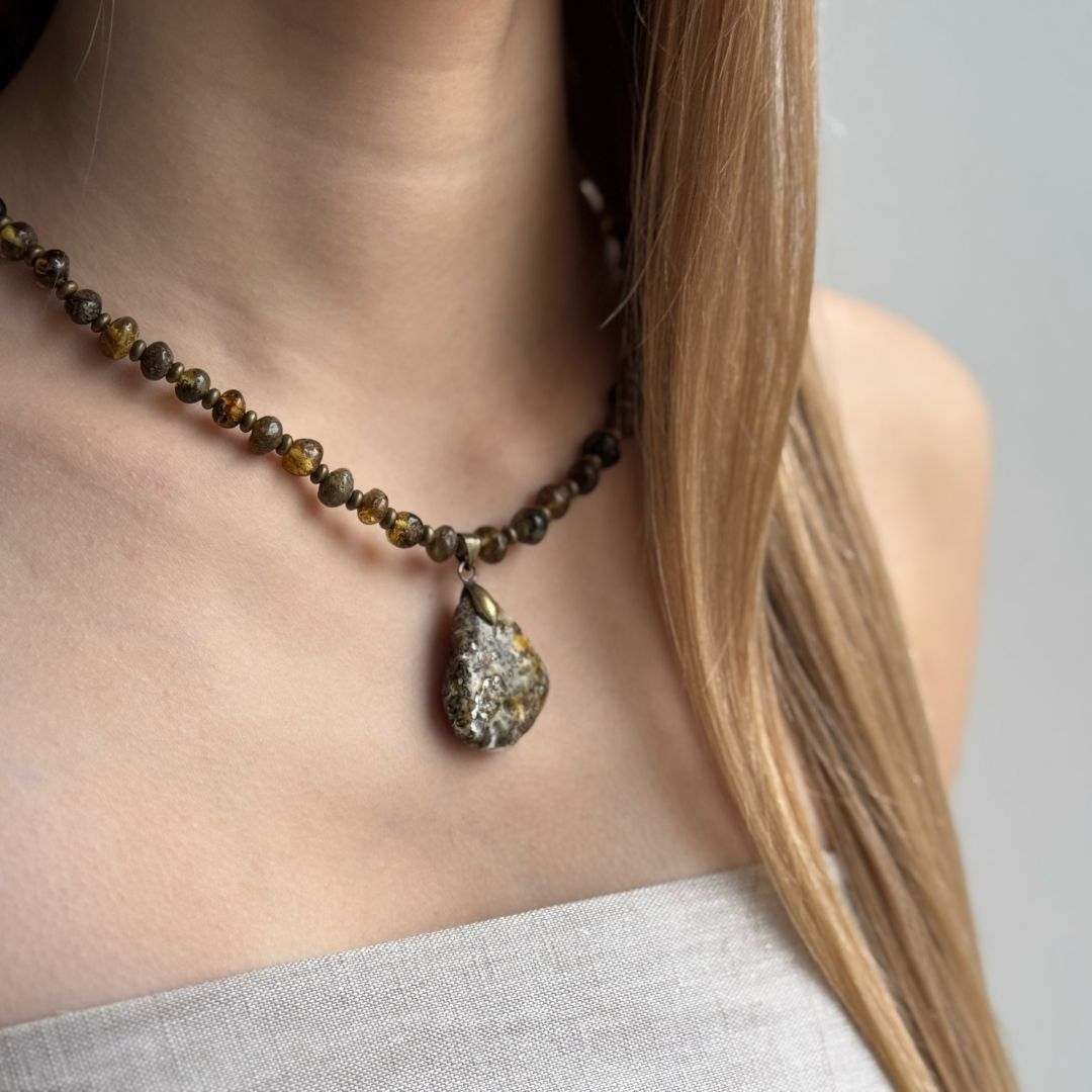 Амулет
колье с кулоном, зеленый янтарь, гематит