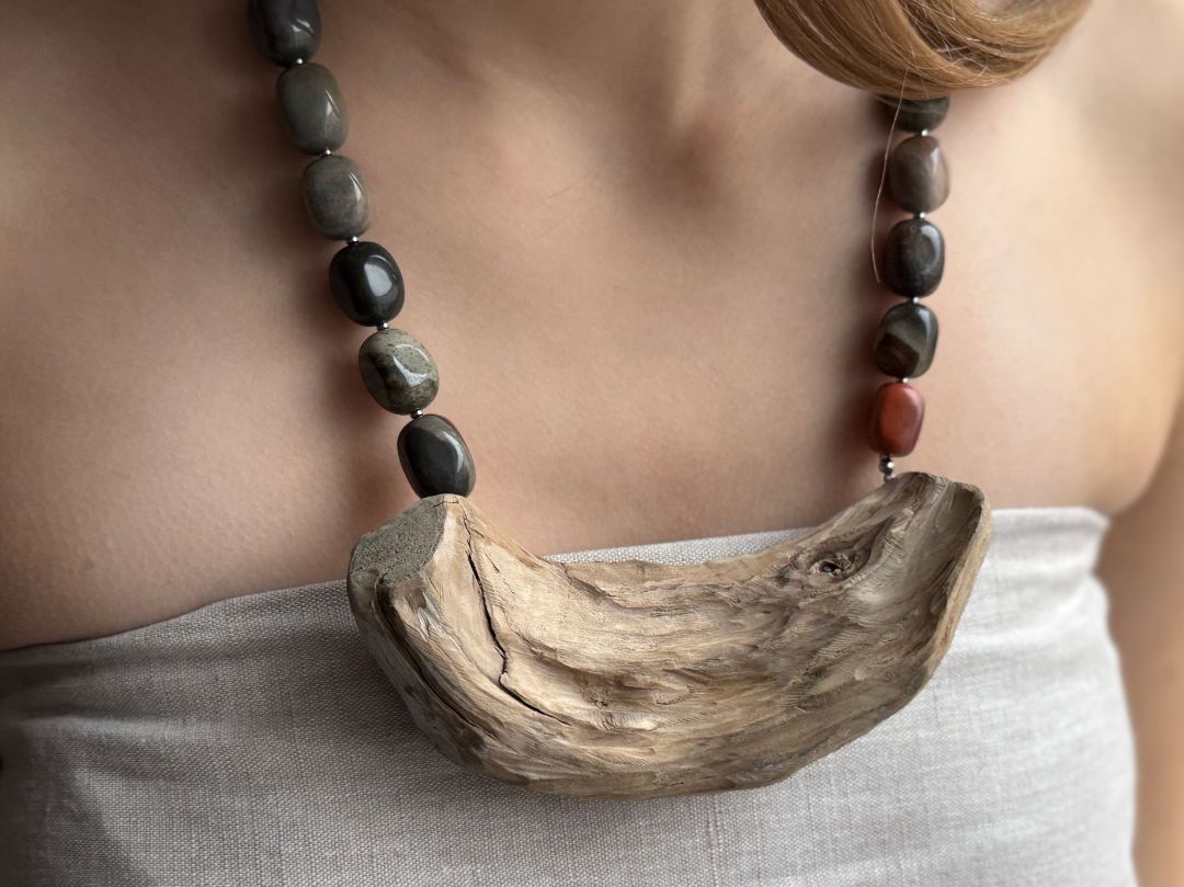 Благоденствие, колье, дрифтвуд, океаническая яшма, автор Анастасия Попова