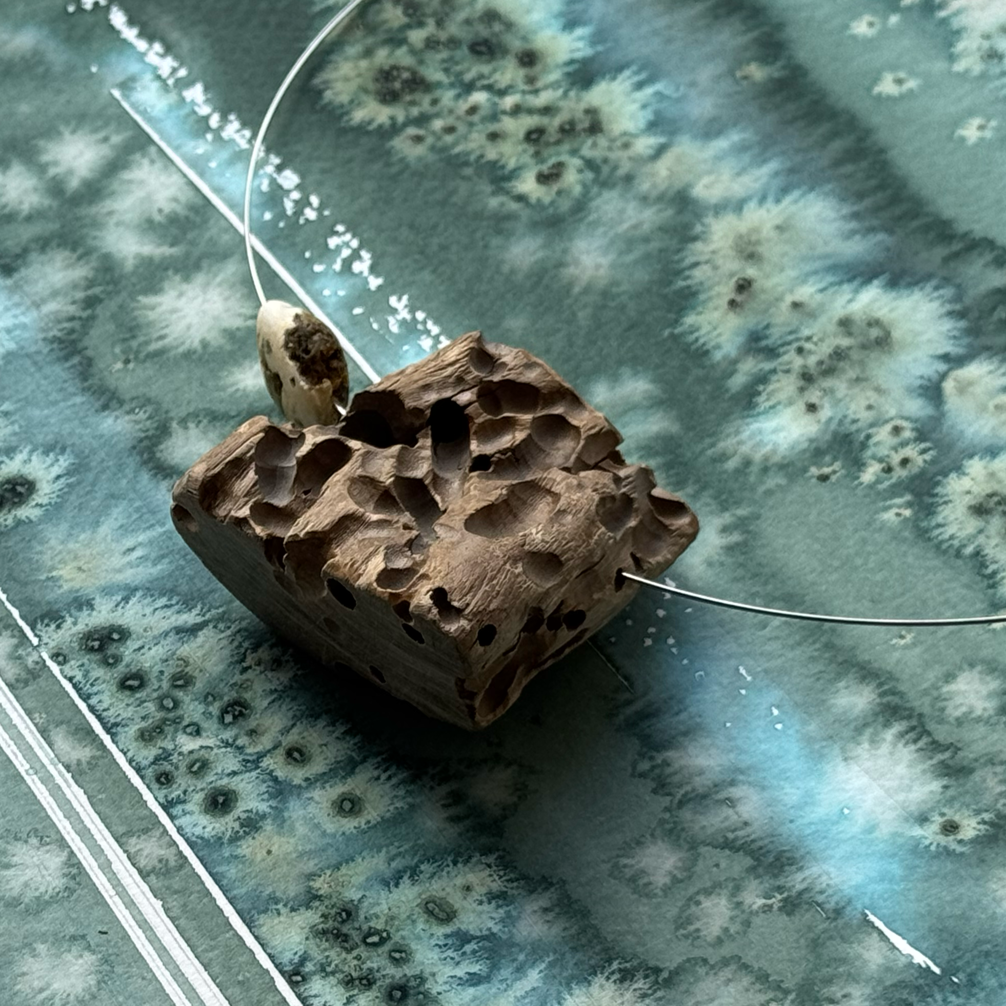 Чудотворный артефакт, колье, дрифтвуд, янтарь