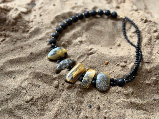 Безмятежное постоянство
Колье, королевский янтарь, вулканическая лава, гематит