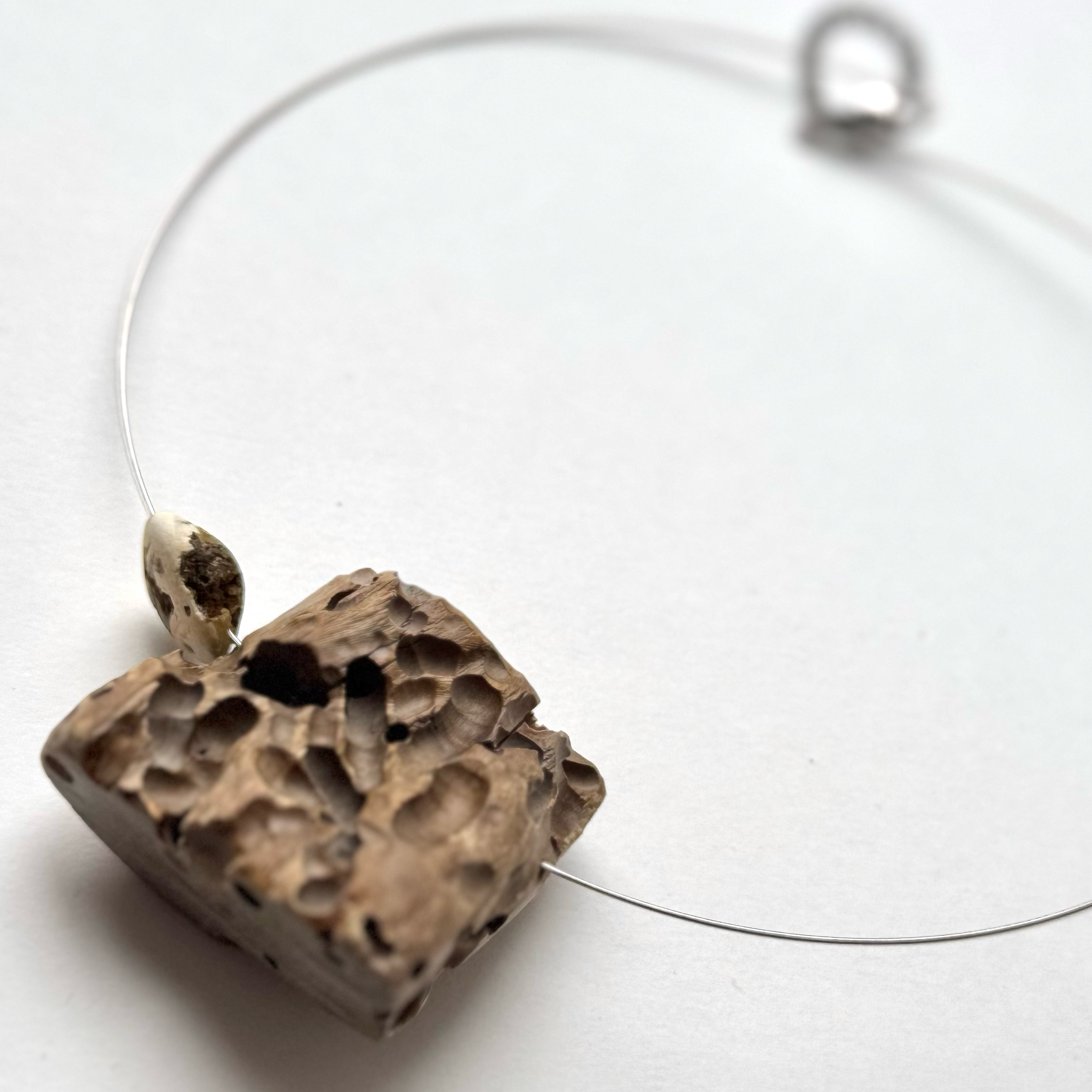 Чудотворный артефакт, колье, дрифтвуд, янтарь