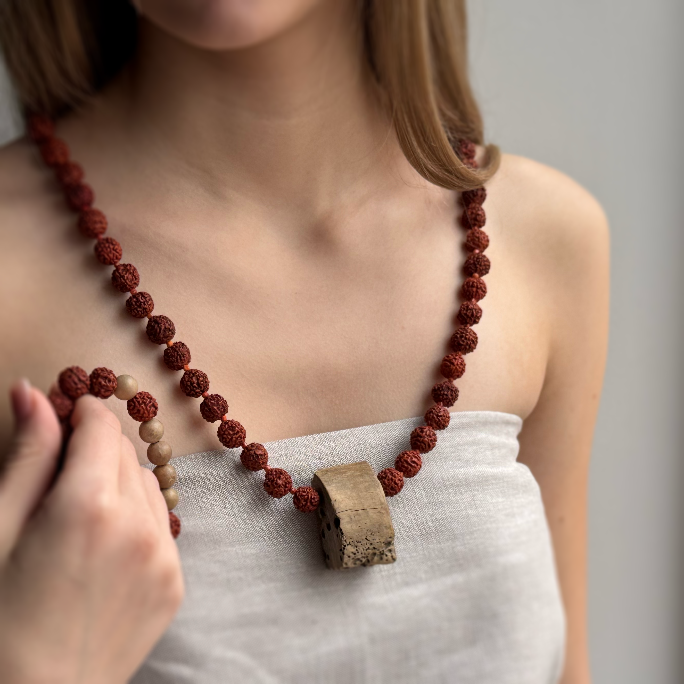 Цикличность времени, колье, бусины рудракшу, дрифтвуд