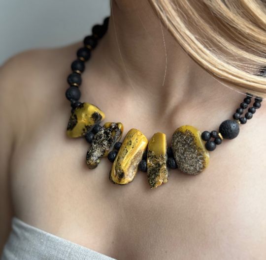 Безмятежное постоянство
Колье, королевский янтарь, вулканическая лава, гематит