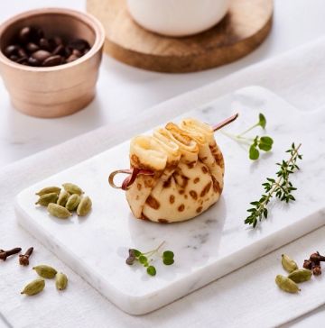 Блинный мешочек с пармской ветчиной и мягким сыром