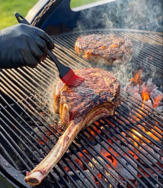 Профессиональный выездной BBQ - кейтерингна природе с сочным мясом, овощами гриль и обслуживанием мероприятий.