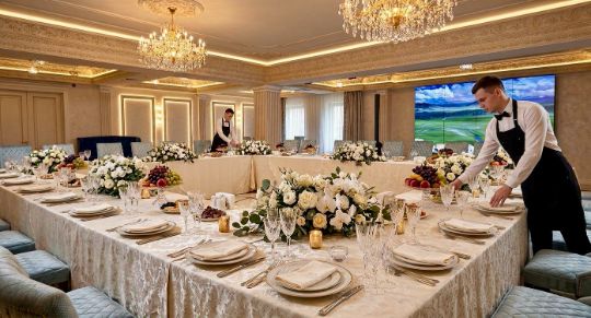 Банкет с элегантной сервировкой и праздничной подачей блюд от Catering-Shop для корпоративного или частного мероприятия в Москве.