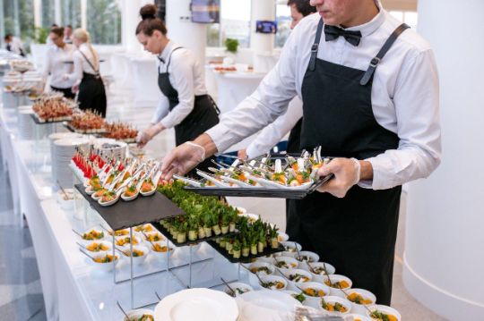 премиальные закуски для выездного кейтеринга с авторской подачей, свежими ингредиентами и рестранным уровнем сервировки.