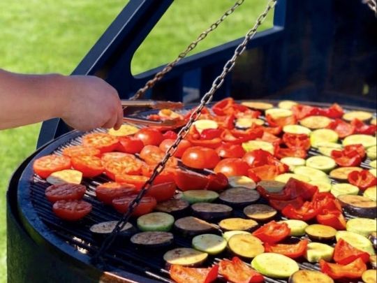 Овощи-гриль, приготовленные на открытом огне, на выездном мероприятии от Catering-Shop в Москве.