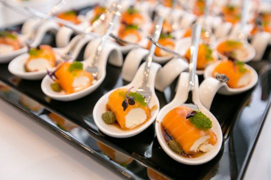 Фуршетный стол с закусками и напитками