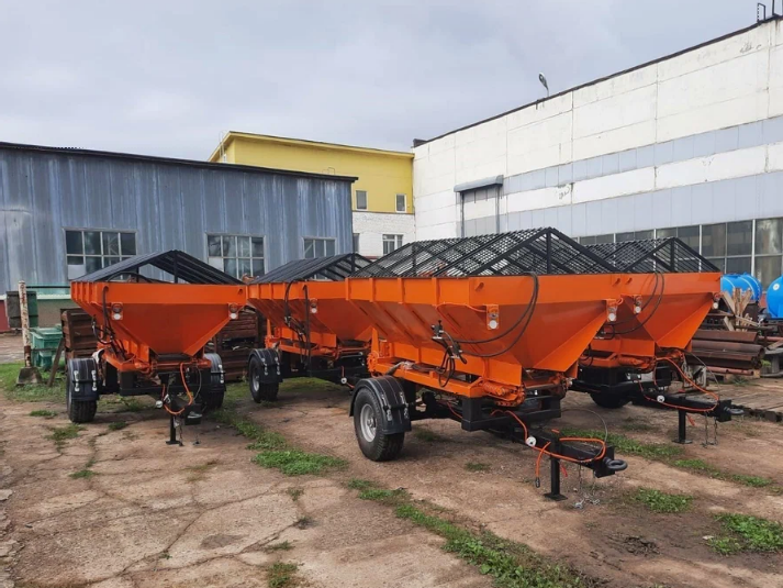 Пескоразбрасыватель прицепной