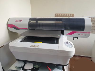 NUOCAI UV Printer — промышленный планшетный УФ‑плоттер в типографии Москвы: печать на твёрдых материалах, белый цвет и лак в одном прогоне.
