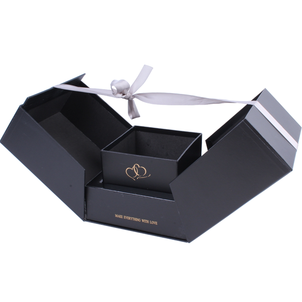 Изготовление коробок с логотипом в Creative Family Company. 