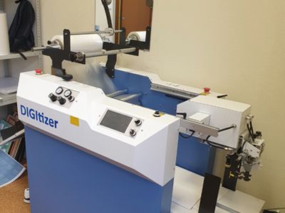 Автоматический ламинатор DIGITIZER‑390A в московской типографии: ламинация продукции цифровой и лазерной печати, ширина до 390 мм, длина листа до 700 мм, полная автоматизация процесса.