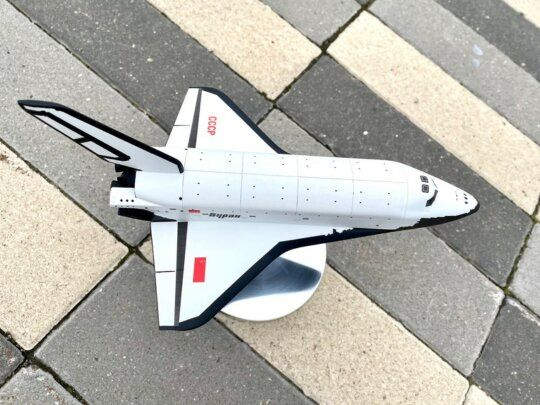 Модель космического корабля "Буран" 1:144