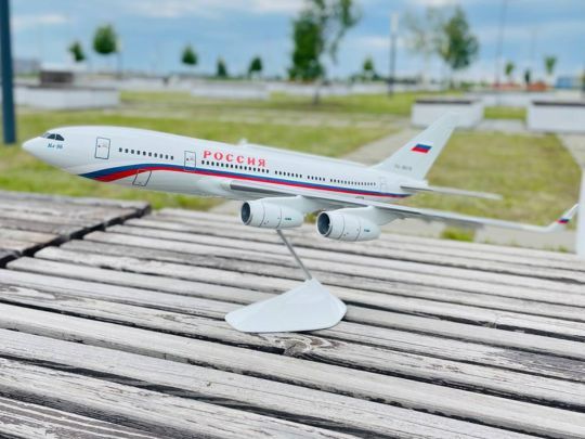 Модель самолета ИЛ-96-300ПУ 1:100