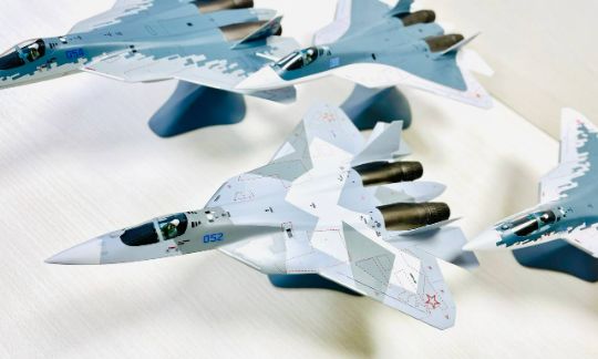 модель самолета су-57