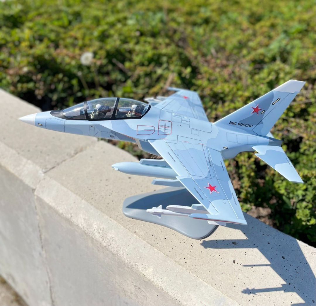 Модель самолета ЯК-130 1:32