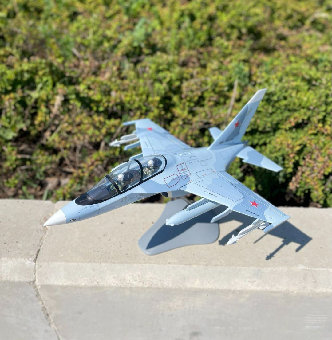 Модель самолета ЯК-130 1:32