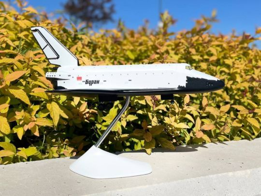 модель космического корабля буран