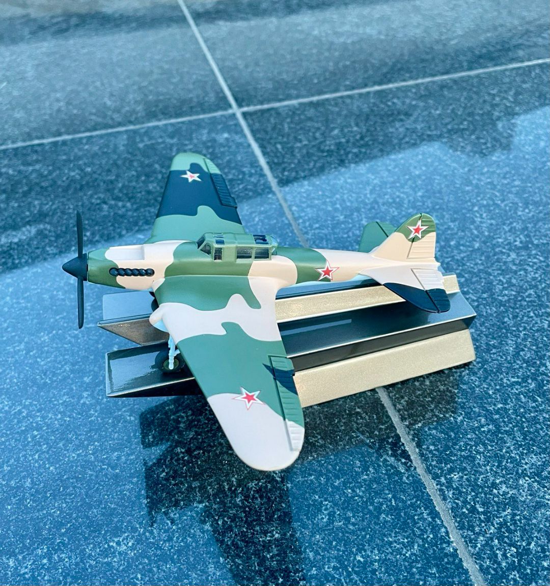 Модель "Памятник штурмовику ИЛ-2" 1:72
