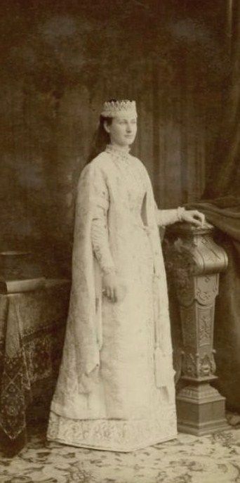 Княжна Мария Михайловна Волконская (1863 – 1943) на балу у великого князя Владимира Александровича (1847 – 1909). Фотографию выполнил российский фотограф XIX века Карл Иванович Бергамаско (1830 – 1896). Источник изображения: https://ru.wikipedia.org/