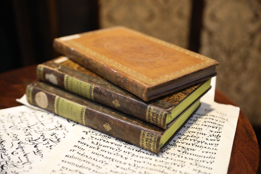 Гербстман А. И., Шахматный этюд в СССР / А. О. Гербстман ; Комиссия по ш.-ш. композиции при ш.-ш. секторе ВСФК СССР ; [обложка Г. Д. Епифанова]. – Ленинград ; Москва : Огиз : "Физкультура и туризм", 1934. - 109, [2] с. : ил. ; 20 см. (инв. номер Р 810.910).