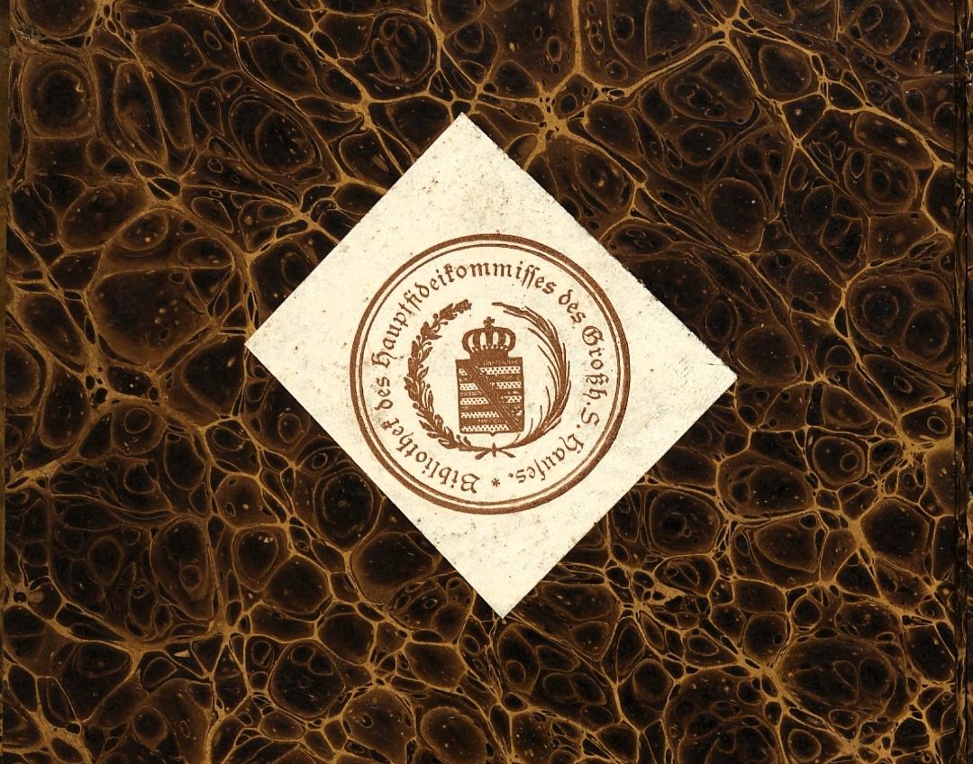 Экслибрис библиотеки Анны-Амалии (Веймар):

Ярлык, типографская печать коричневой краской, размер 52 х 52 мм, диаметр 29 мм (по рамке). Исполнен во второй половине XIX века. В двухлинейной рамке (наружная широкая) герб Веймара, обрамленный венком из перекрещенных лавровой и еловой веток. Надпись по кругу: «Bibliothek des Hauptfideitommisses des Grosh. S. Hauses» (Библиотека главного родового имения Великого герцогства Саксонского). 