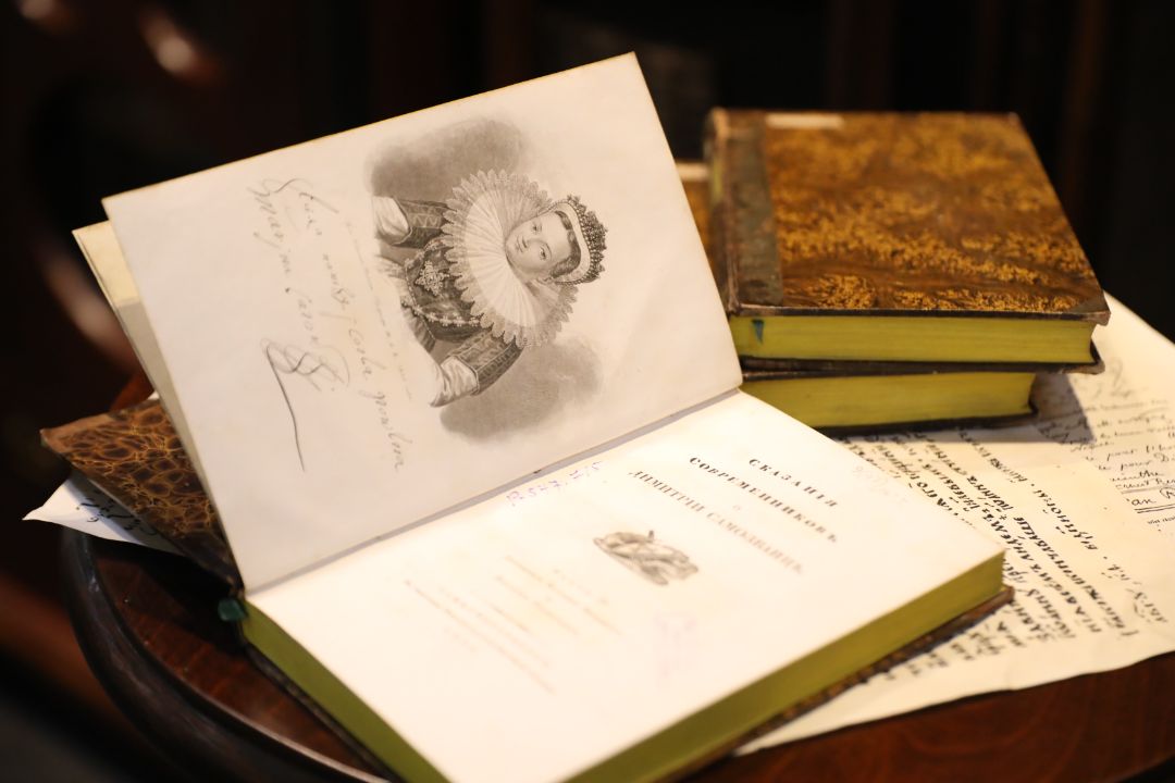 Гербстман А. И., Шахматный этюд в СССР / А. О. Гербстман ; Комиссия по ш.-ш. композиции при ш.-ш. секторе ВСФК СССР ; [обложка Г. Д. Епифанова]. – Ленинград ; Москва : Огиз : "Физкультура и туризм", 1934. - 109, [2] с. : ил. ; 20 см. (инв. номер Р 810.910).