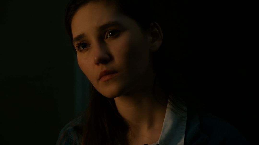 Cinematic Portrait — вечерний женский портрет в темной гамме