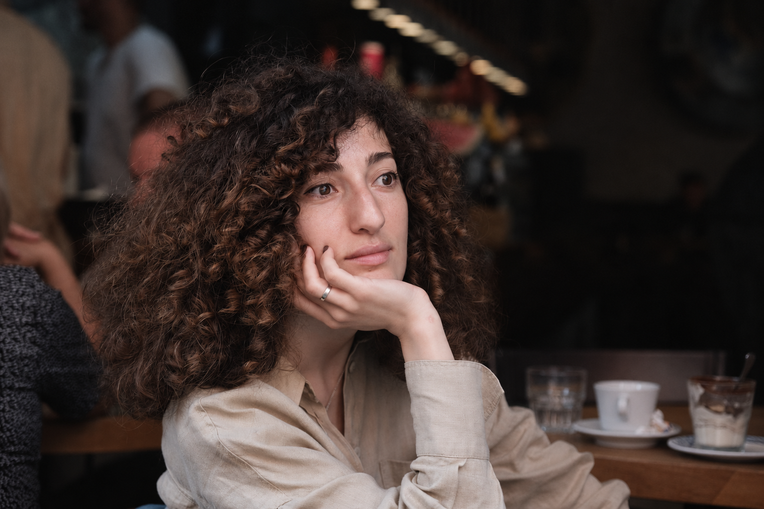 Cinematic Portrait — портрет девушки в кафе