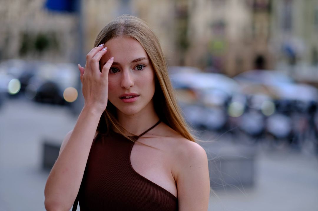 Cinematic Portrait — городской светлый портрет