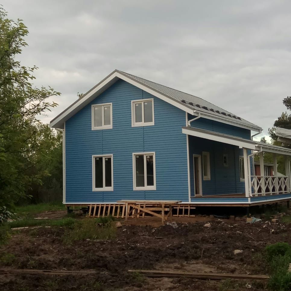 Двухэтажный дом с отделкой фасада