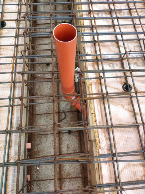 Разводка коммуникаций в бетонном фундаменте