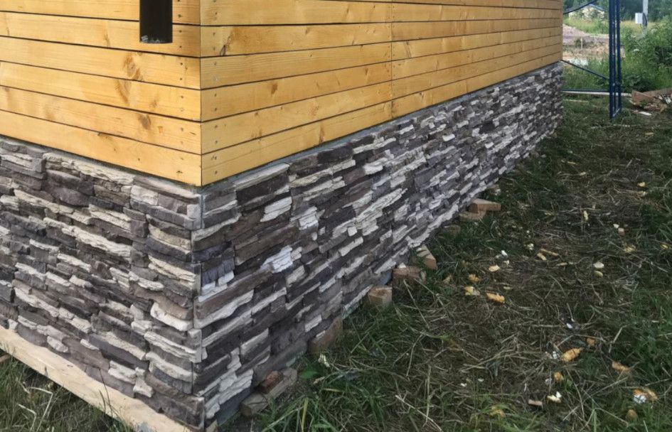 Отделка цоколя в каркасном доме