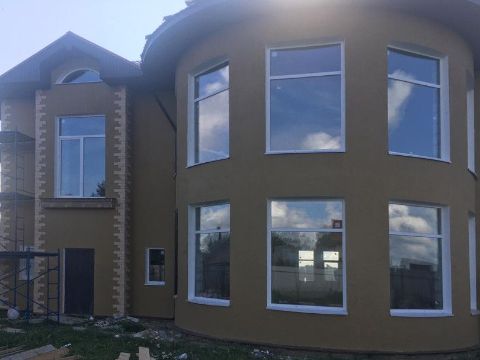 Двухэтажный дом с эркером