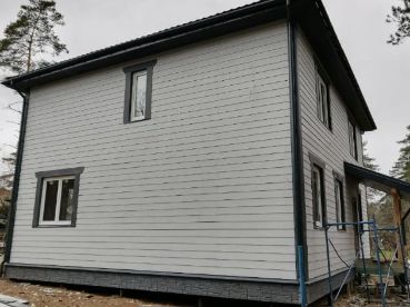 Двухэтажный дом из СИП панелей с фасадной отделкой виниловым сайдингом DECKE