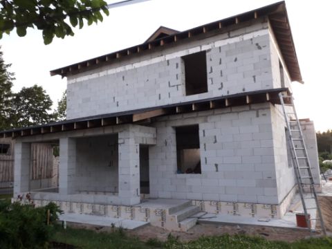 Двухэтажный дом из блоков с террасой