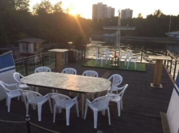 Верхняя палуба ресторана на воде