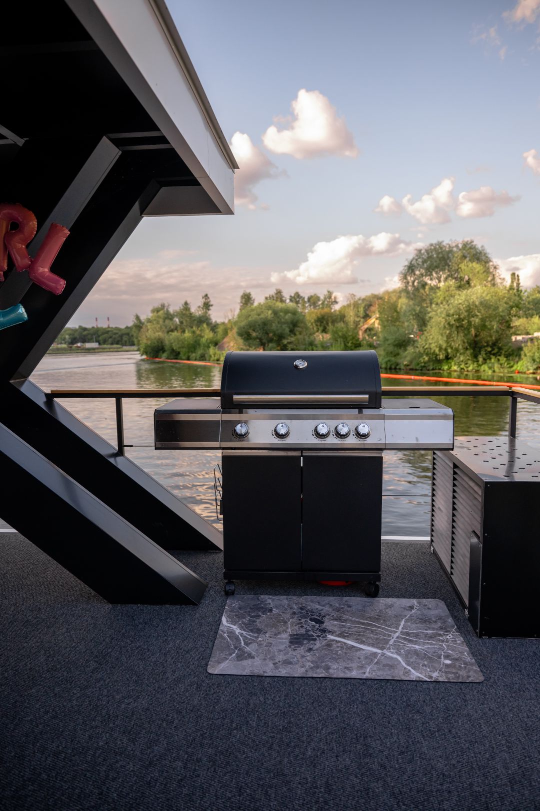 Аренда катера с капитаном в Москве гриль для кейтеринга