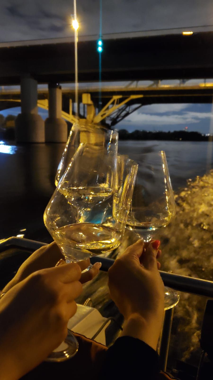 Аренда катера бокалы с шампанским