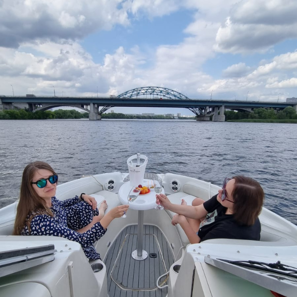Аренда яхты в Москве на день с столиком