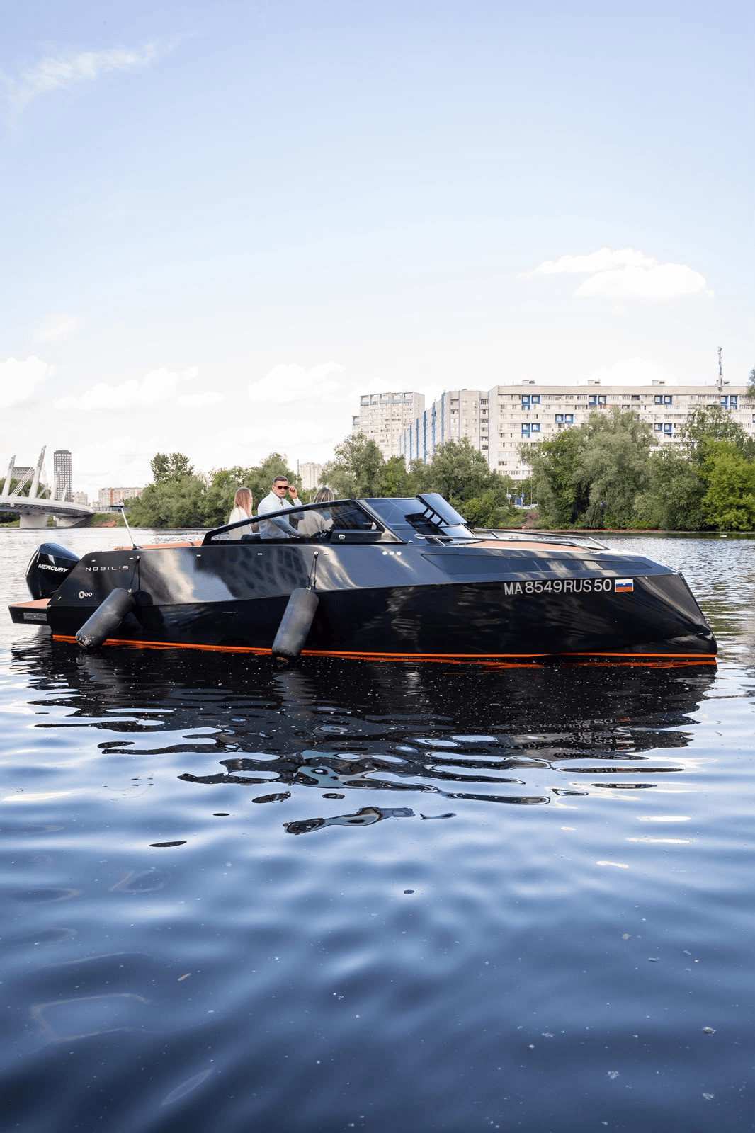Аренда катера Москва с капитаном вид сбоку