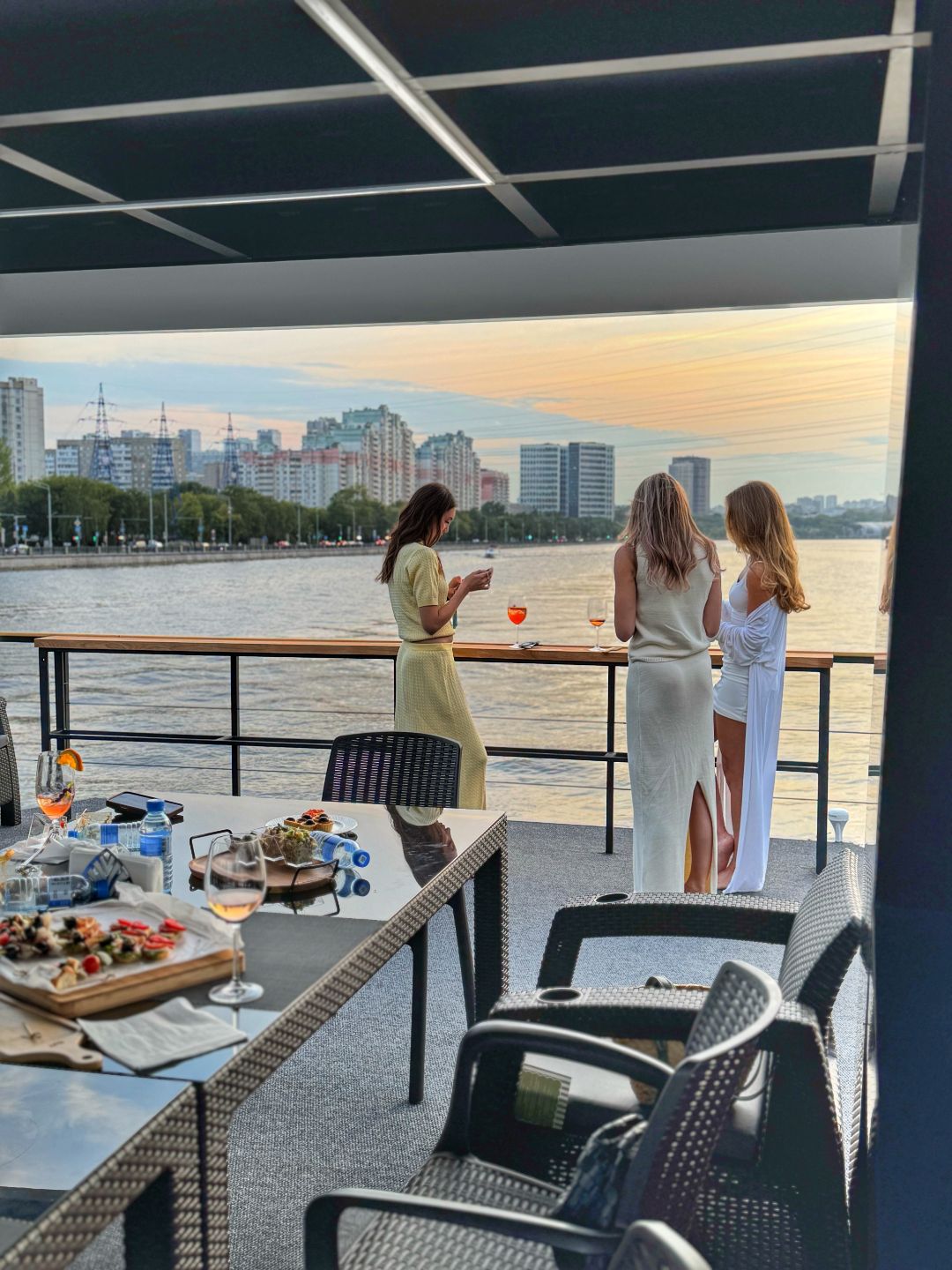 Аренда катера с капитаном в Москве видовая площадка