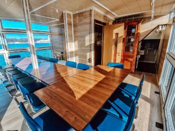 Панорамные вида из ресторана на воде в Москве